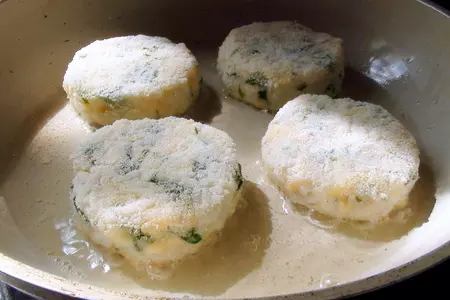 Биточки из риса с отварной курицей и сыром: шаг 3