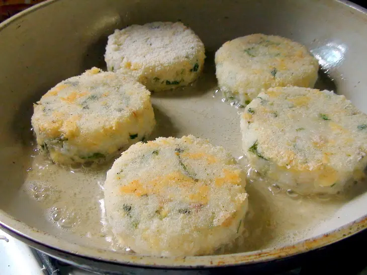 Биточки из риса с отварной курицей и сыром: шаг 4