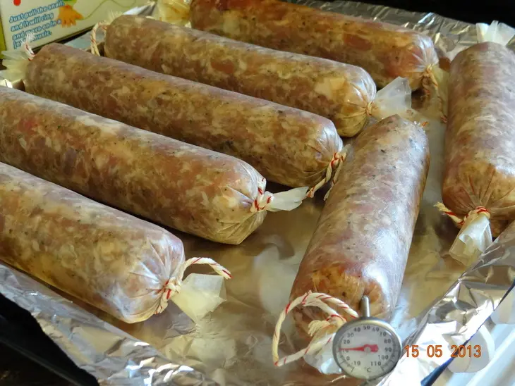 Колбаса домашняя пикантная полу-рубленная духовая: шаг 6