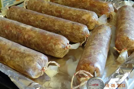 Колбаса домашняя пикантная полу-рубленная духовая: шаг 6