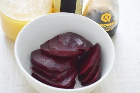 Маринованная свекла со сливочным сыром и кедровыми орешками.: шаг 1