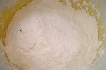 Творожный кекс с вишней: шаг 3