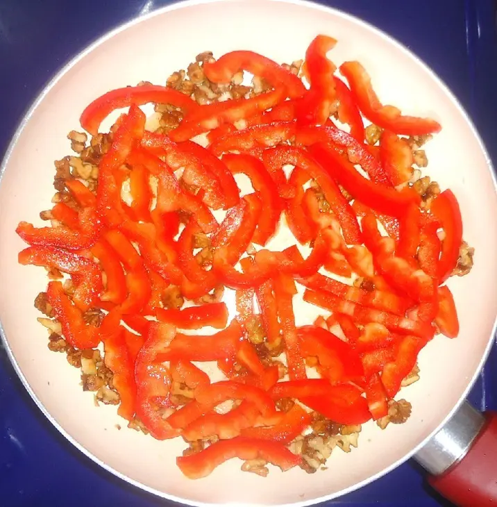 Пикантная курочка с грецкими орехами: шаг 5
