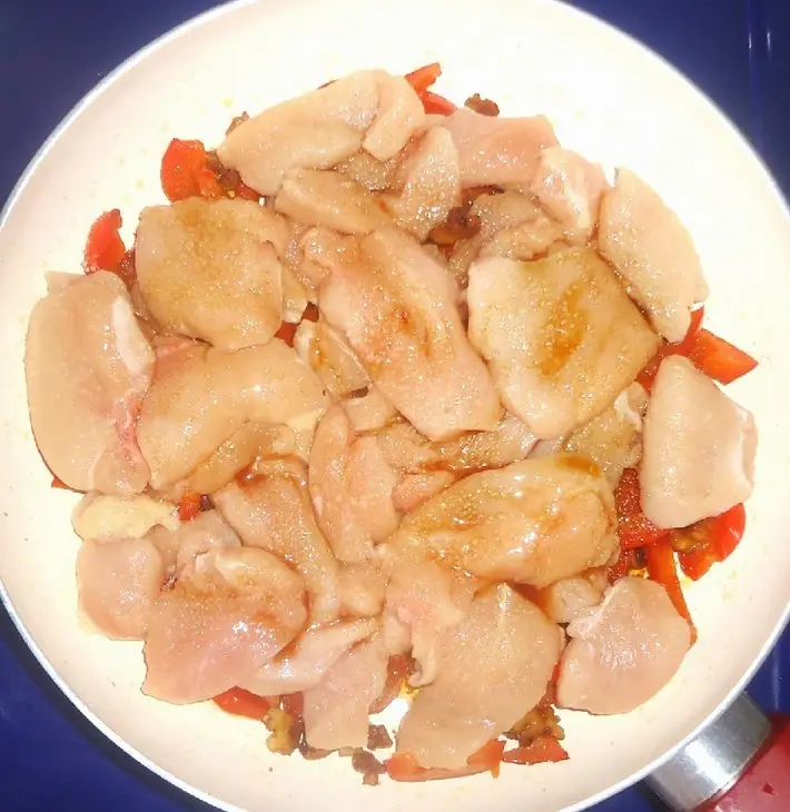 Пикантная курочка с грецкими орехами: шаг 6