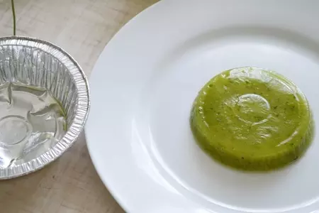 Салат с кальмарами на огуречном желе: шаг 2
