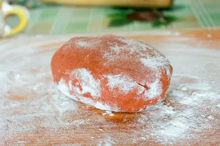 Салат "золотая рыбка" с кальмаром и томатными хлебцами: шаг 2