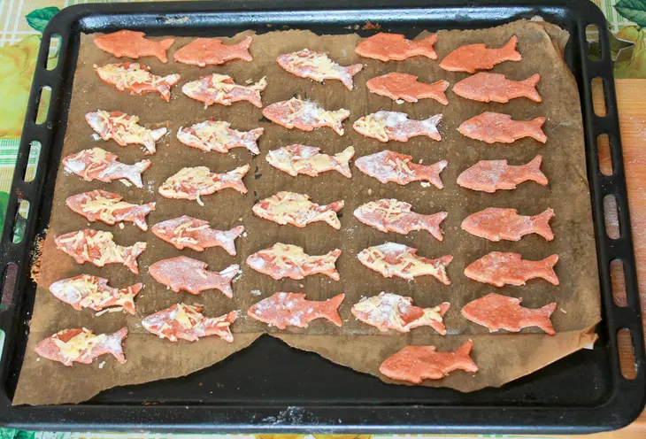 Салат "золотая рыбка" с кальмаром и томатными хлебцами: шаг 4
