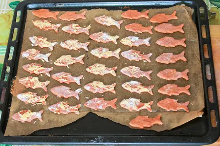 Салат "золотая рыбка" с кальмаром и томатными хлебцами: шаг 4
