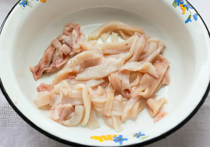 Салат "золотая рыбка" с кальмаром и томатными хлебцами: шаг 5