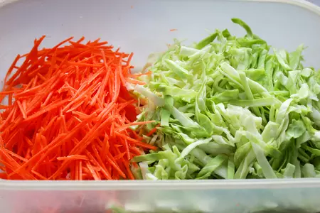 Салат "золотая рыбка" с кальмаром и томатными хлебцами: шаг 7