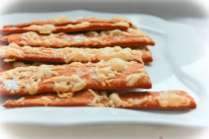 Салат "золотая рыбка" с кальмаром и томатными хлебцами: шаг 10