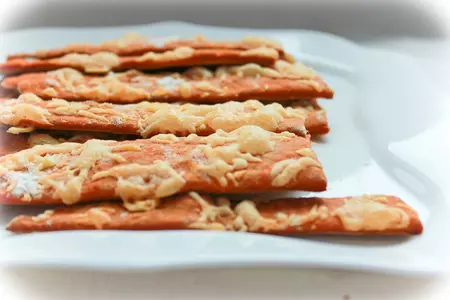Салат "золотая рыбка" с кальмаром и томатными хлебцами: шаг 10