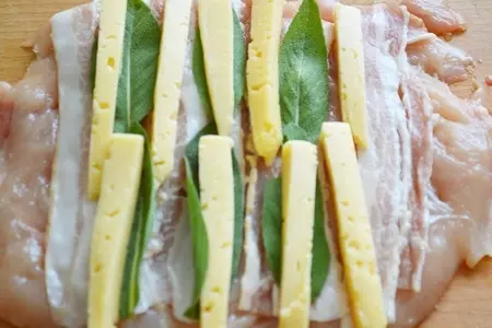 Рулет из куриного филе с шалфеем и сыром.: шаг 3