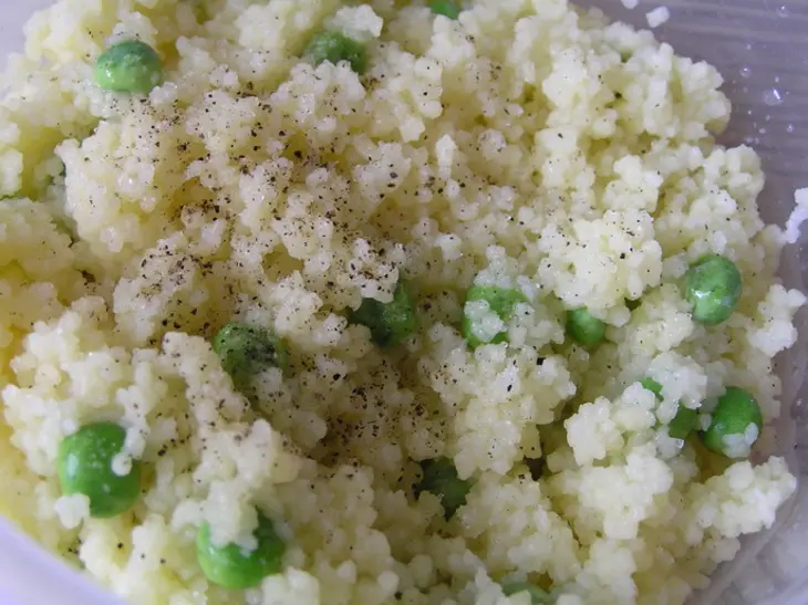 Яичница в перце с кускусом и зеленым горошком. (обретение легкости: тест-драйв): шаг 2