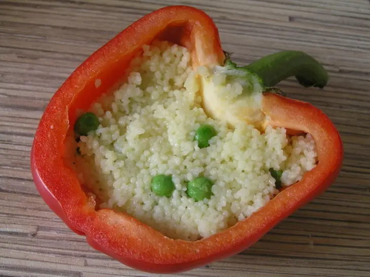 Яичница в перце с кускусом и зеленым горошком. (обретение легкости: тест-драйв): шаг 3