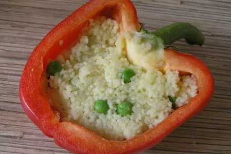 Яичница в перце с кускусом и зеленым горошком. (обретение легкости: тест-драйв): шаг 3
