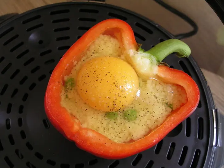 Яичница в перце с кускусом и зеленым горошком. (обретение легкости: тест-драйв): шаг 4