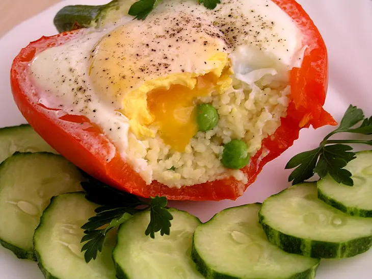 Яичница в перце с кускусом и зеленым горошком. (обретение легкости: тест-драйв): шаг 7