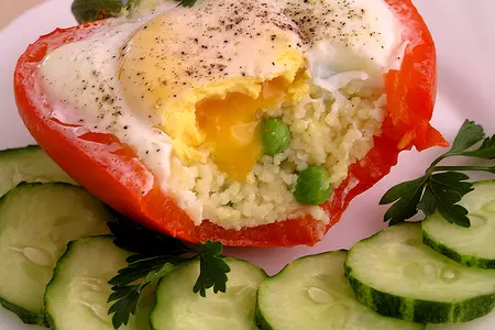 Яичница в перце с кускусом и зеленым горошком. (обретение легкости: тест-драйв): шаг 7