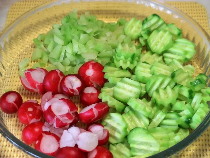 Летний салат из редиски с брынзой и лимонной цедрой: шаг 1