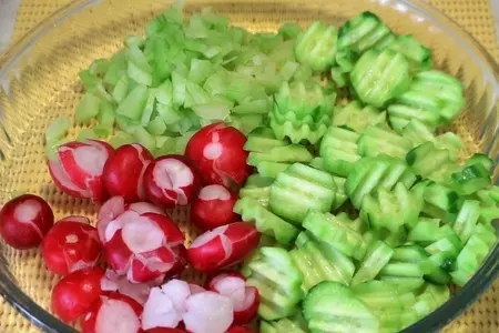 Летний салат из редиски с брынзой и лимонной цедрой: шаг 1