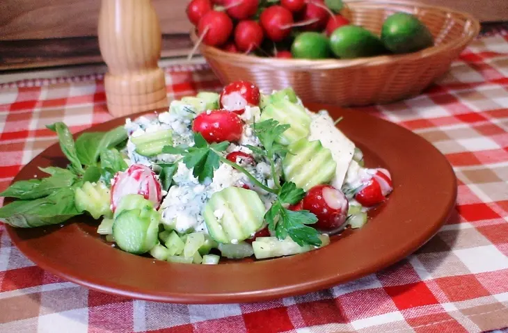 Летний салат из редиски с брынзой и лимонной цедрой: шаг 3