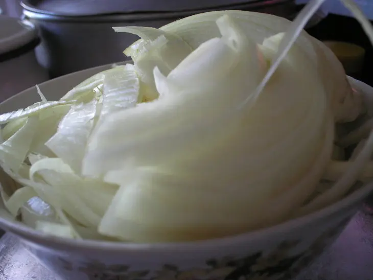 Сельдь свежая, тушеная с овощами: шаг 2