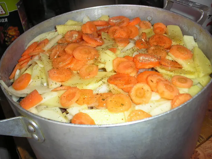 Сельдь свежая, тушеная с овощами: шаг 5