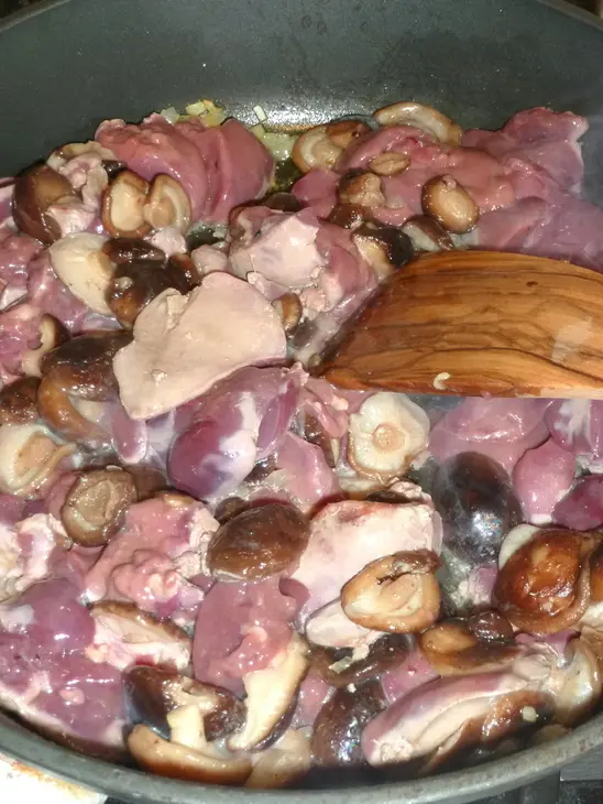 Куриная печень с грибами (палочка-выручалочка при цейтноте): шаг 4