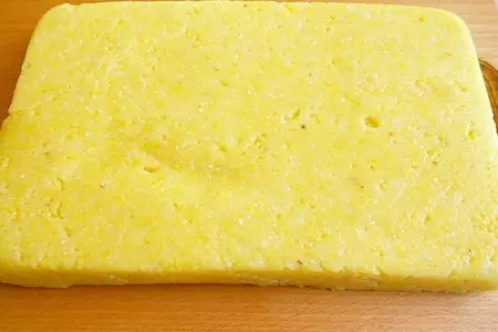 Закусочные квадратики из поленты с печеночным паштетом.: шаг 1
