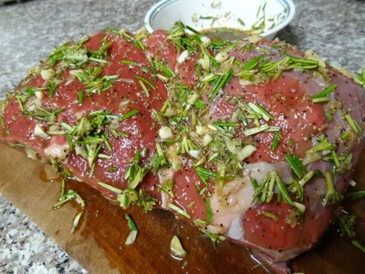 Кусок мяса в имбирно - медовом маринаде с розмарином: шаг 4