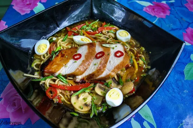 Яичная лапша с курицей: шаг 1