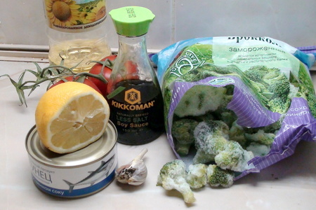 Салат из брокколи с тунцом и помидорно-лимонной заправкой.: шаг 1