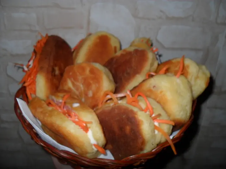 Пирожковое трио.пирожки а-ля хот-дог,беляши, китайская лепешка с вишней: шаг 4