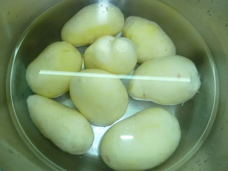 Теплый картофельный салат с зеленым соусом: шаг 1