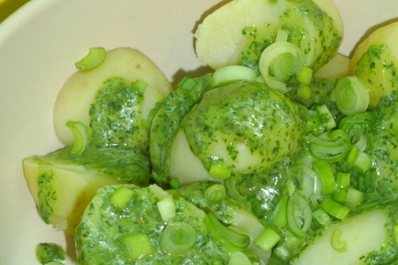 Теплый картофельный салат с зеленым соусом: шаг 4