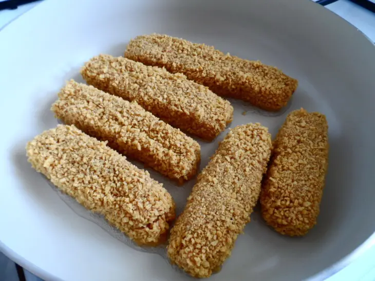Рыбные палочки с картофелем и грибами.: шаг 8