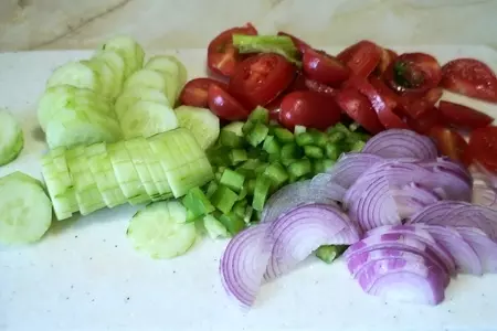 Деревенский салат с чипсами.: шаг 1