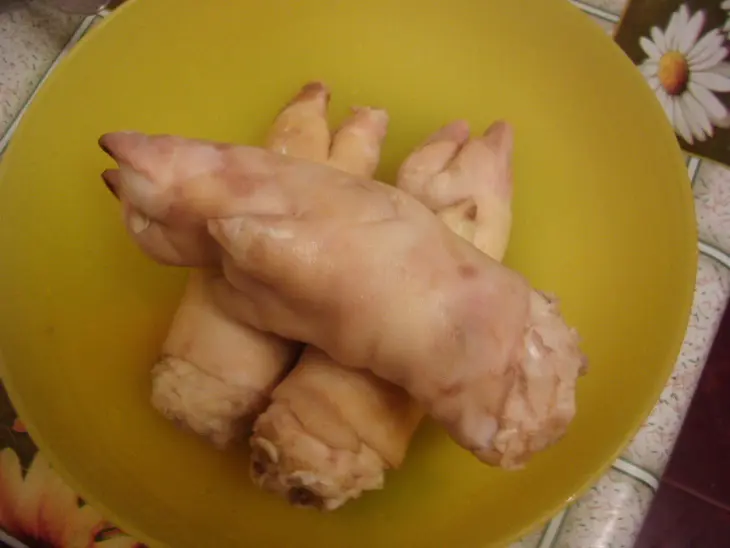 Ножки свиные в сухарях с тушеной капустой и картофельным салатом.  для моих подруг из германии.: шаг 1