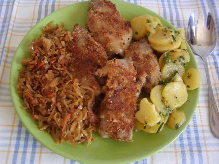 Ножки свиные в сухарях с тушеной капустой и картофельным салатом.  для моих подруг из германии.: шаг 10
