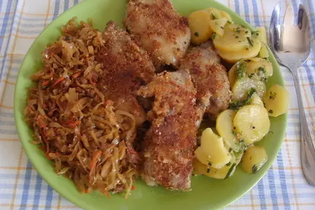Ножки свиные в сухарях с тушеной капустой и картофельным салатом.  для моих подруг из германии.: шаг 10