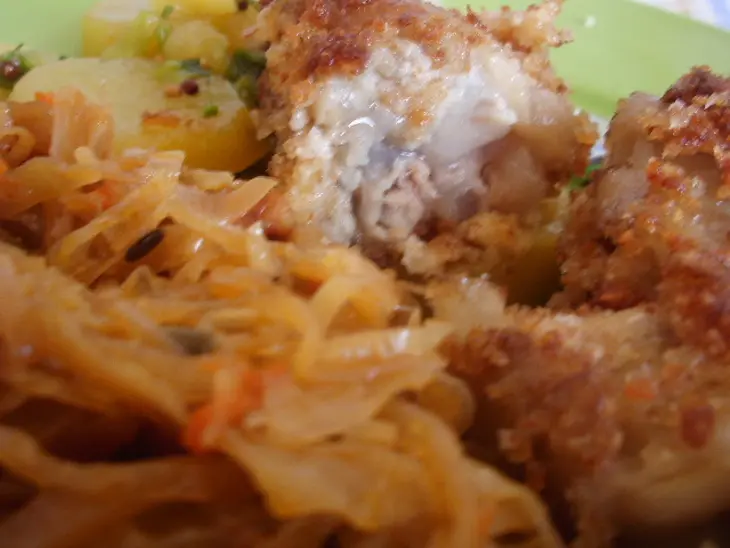 Ножки свиные в сухарях с тушеной капустой и картофельным салатом.  для моих подруг из германии.: шаг 12