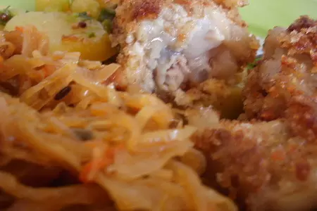 Ножки свиные в сухарях с тушеной капустой и картофельным салатом.  для моих подруг из германии.: шаг 12