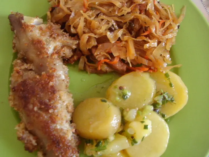 Ножки свиные в сухарях с тушеной капустой и картофельным салатом.  для моих подруг из германии.: шаг 15