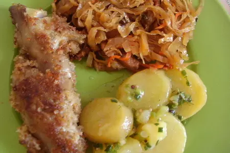 Ножки свиные в сухарях с тушеной капустой и картофельным салатом.  для моих подруг из германии.: шаг 15
