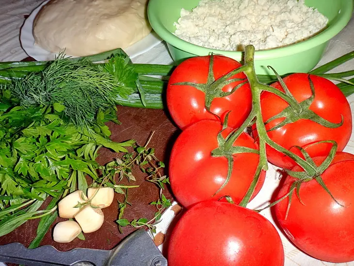 Пирожки с помидорами, брынзой и зеленью: шаг 1