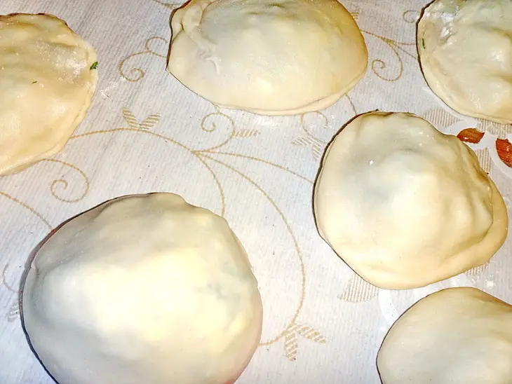 Пирожки с помидорами, брынзой и зеленью: шаг 2