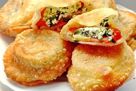 Пирожки с помидорами, брынзой и зеленью: шаг 3