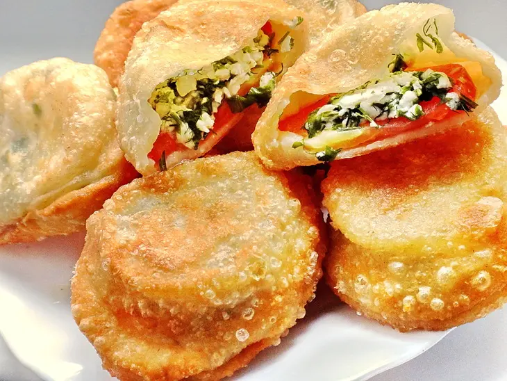 Пирожки с помидорами, брынзой и зеленью: шаг 4