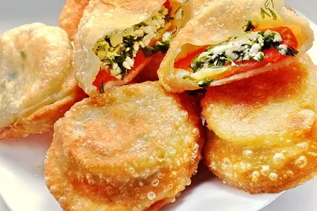 Пирожки с помидорами, брынзой и зеленью: шаг 4